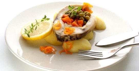 Карп, запеченный с морковью