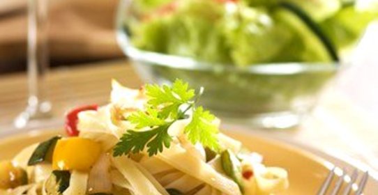 Тальятелле с кабачками, чесноком, лимоном и чили