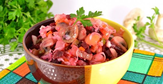 Винегрет с жареными шампиньонами и квашеной капустой