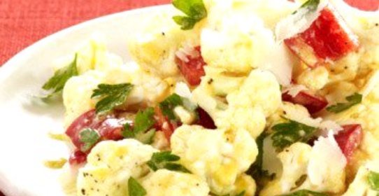 Салат из цветной капусты с перцем и маслинами