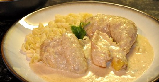Отварная курица в сметанном соусе
