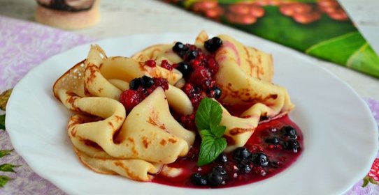 Блинчики с карамелизированными ягодами