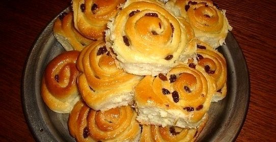 Булочки «Розы» с сахаром и изюмом