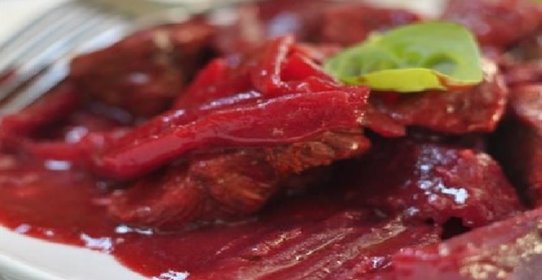 Говядина со свеклой и пряностями (в мультиварке)