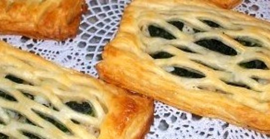 Слоеные пирожки с рыбой