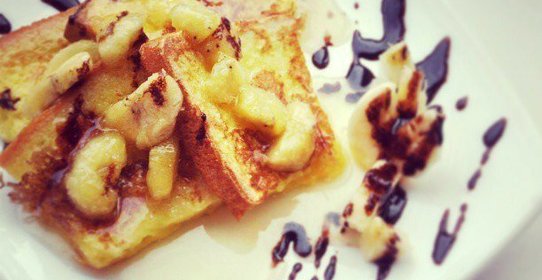 Тост с бананово-карамельным соусом