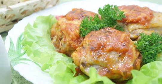 Куриные бёдрышки с томатами в мультиварке