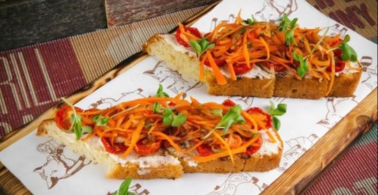 Брускетта с печеными томатами