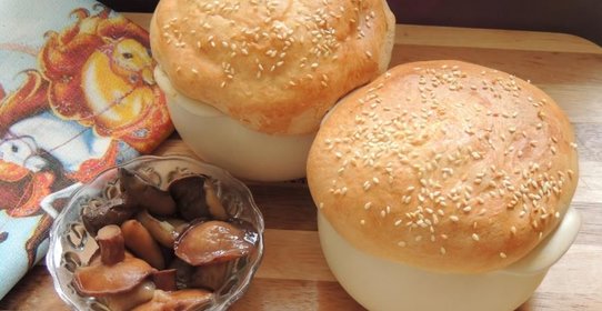 Свинина в горшочках с маринованными маслятами и крышечками из теста