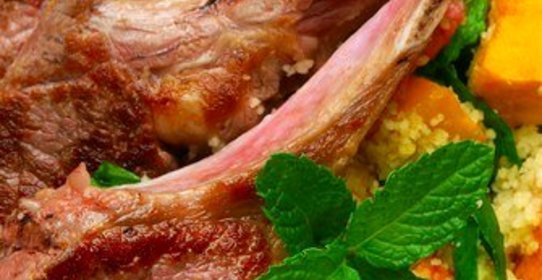 Бараньи котлеты в травах с лимонным кускусом