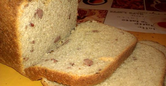 Хлеб с копчеными колбасками сыром и чесноком