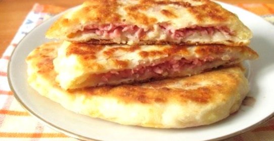 Лепешки с сыром и ветчиной