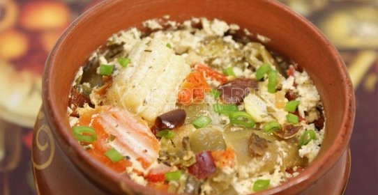 Тушеные овощи в горшочке с фаршем и сметаной