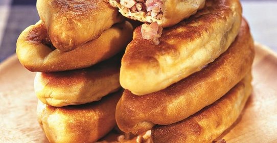 Пирожки из теста на пиве с начинкой из гречки и грудинки