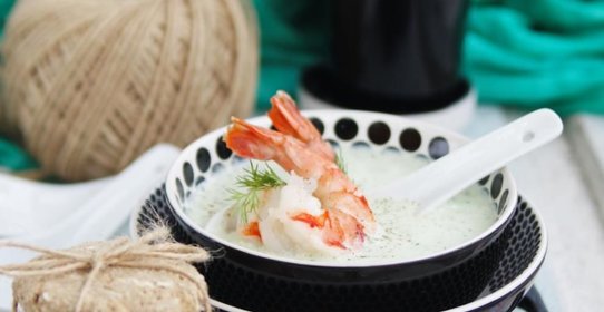 Холодный огуречный суп с овсяными хлебцами