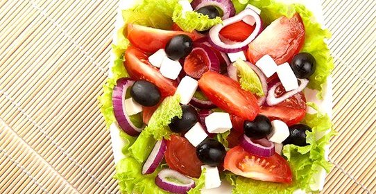 Греческий салат с оливковым маслом