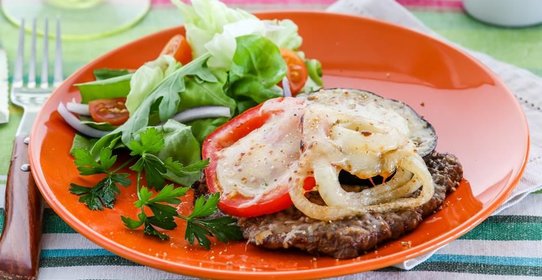 Отбивные из баранины с помидорами и баклажанами