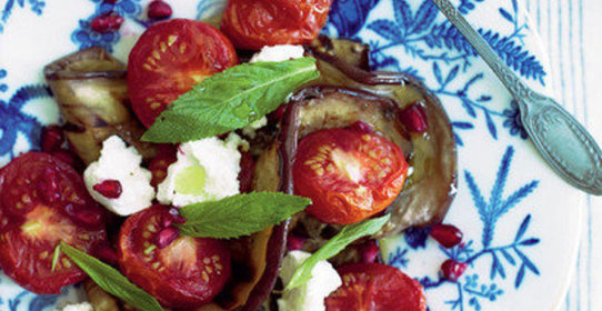 Салат из жареных помидоров, кабачков, сыра лабнех и мяты