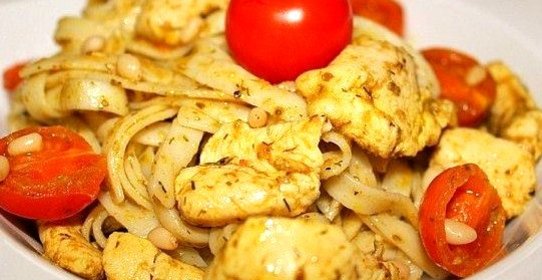 Паста с курицей, соусом песто и кедровыми орешками