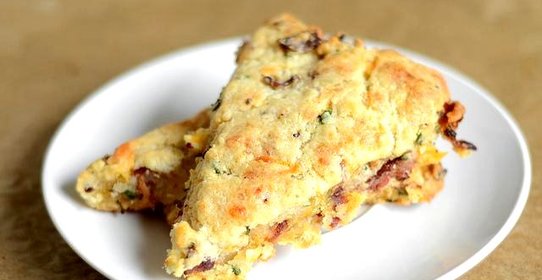 Лепешки с беконом, луком и сыром