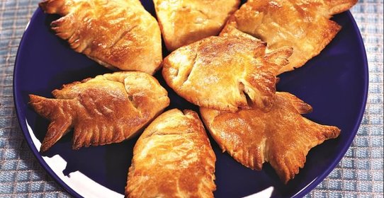 Пирожки рыбки из слоеного теста