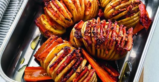 Печенные с салом картофель и морковь