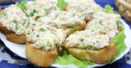 Салат из тунца с яйцом на тостах