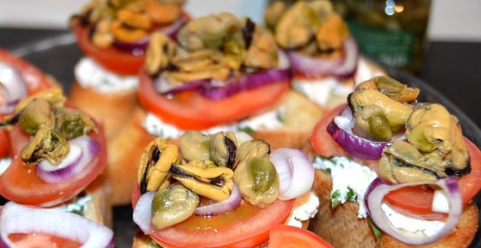 Брускетта с помидорами и мидиями