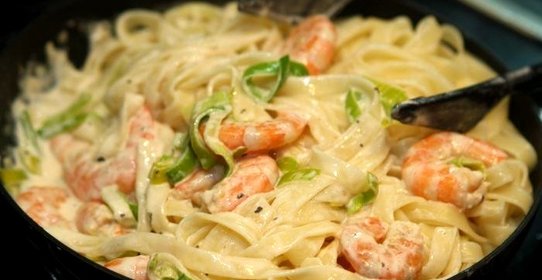 Паста со сметанно-сырным соусом и морепродуктами