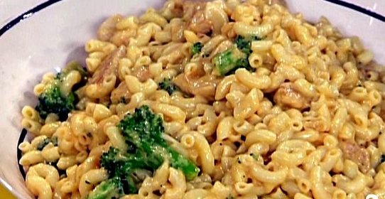 Макароны с курицей, сыром и овощами