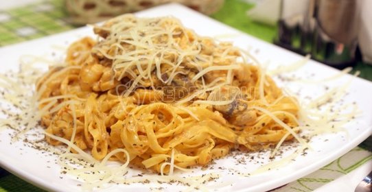 Паста с шампиньонами и креветками