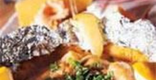 Филе семги, запеченное на картофельном блинчике под соусом карри