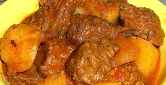 Гуляш из говядины с помидорами