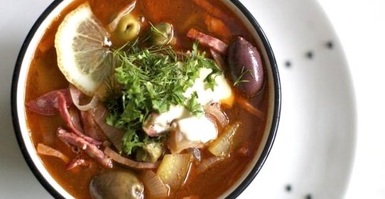 Мясная солянка с каперсами и солеными огурцами