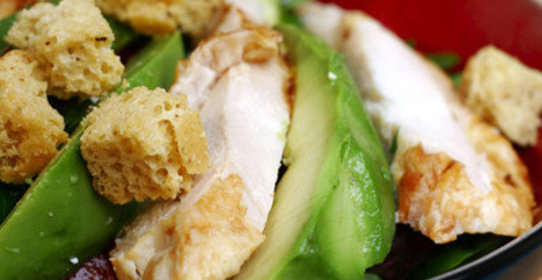 Салат цезарь с куриной грудкой и авокадо