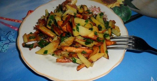 Жареный картофель с зеленым луком