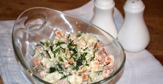 Салат из соленых огурцов и картошки