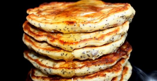 Оладьи на кефире с семечками и маком