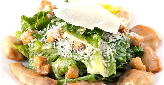 Салат Цезарь с куриной грудкой