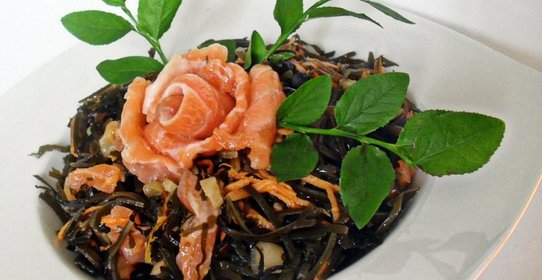 Салат из морской капусты с семгой