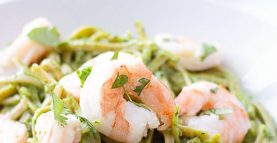 Лапша с креветками в соусе из авокадо