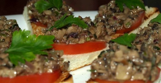 Брускетта с помидорами, шампиньонами и луком