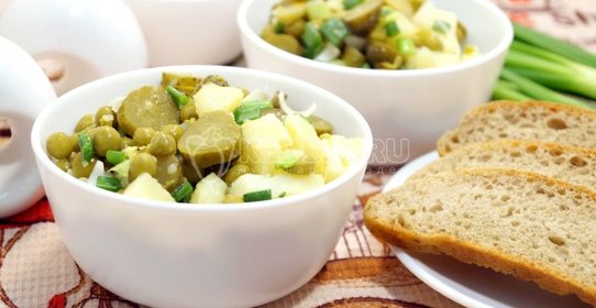 Картофельный салат с зелёным горошком