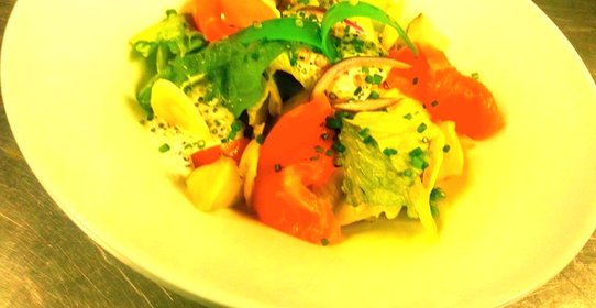 Листья салатов с маринованной неркой и сметанной заправкой