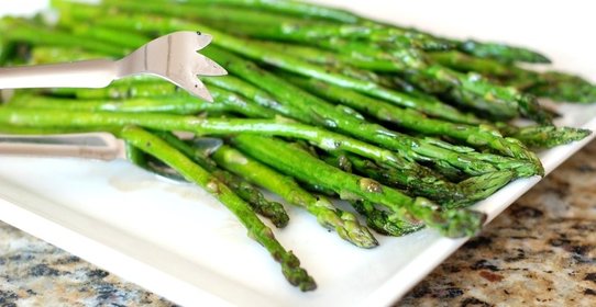Жареная спаржа в бальзамическом соусе