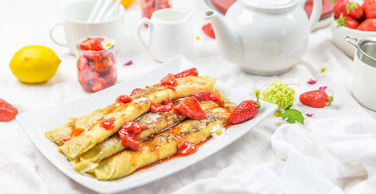 Блинчики с рикоттой и клубничным сиропом