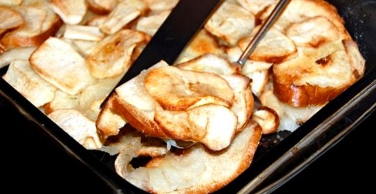 Яблоки, запеченные с черствым хлебом
