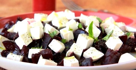 Свекольный салат с козьим сыром