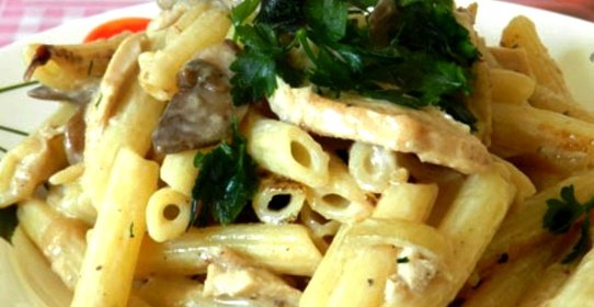 Паста с курицей и грибами в сливочном соусе