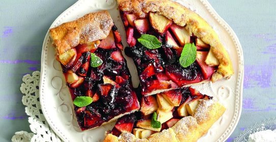 Пирог с яблоками и вареньем